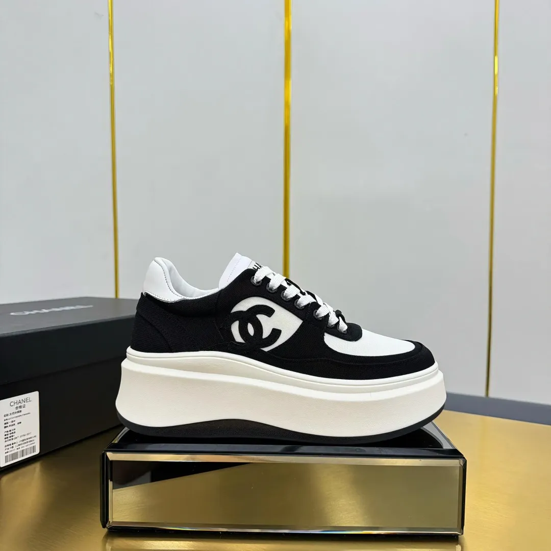 👟👟Ex-factory price 600👟👟 Upgraded version, upgraded version, upgraded version! No rebuttal accepted! ! ! ! Chanel Chanel panda shoes! 2025 counter's top casual sports shoes. This classic design; the upper is electro-embroidered with a variety of techniques; the outsole is fashionable and sporty; the unusual inclusion of a variety of color matching elements... The diversified mix and match is very good-looking and versatile, and can be used for leisure, fashion, sports, and outdoor... ꫛꫀꪝ Go➫ Materials: ❶Upper made of: original imported first-layer silk cowhide + original waterproof cloth + original first-layer cowhide ❷Inner lining: Original Yangli+Net ❸Outsole based on: Original TPU combination outsole Counter boutique packaging complete set for women 35–41 👉 👉